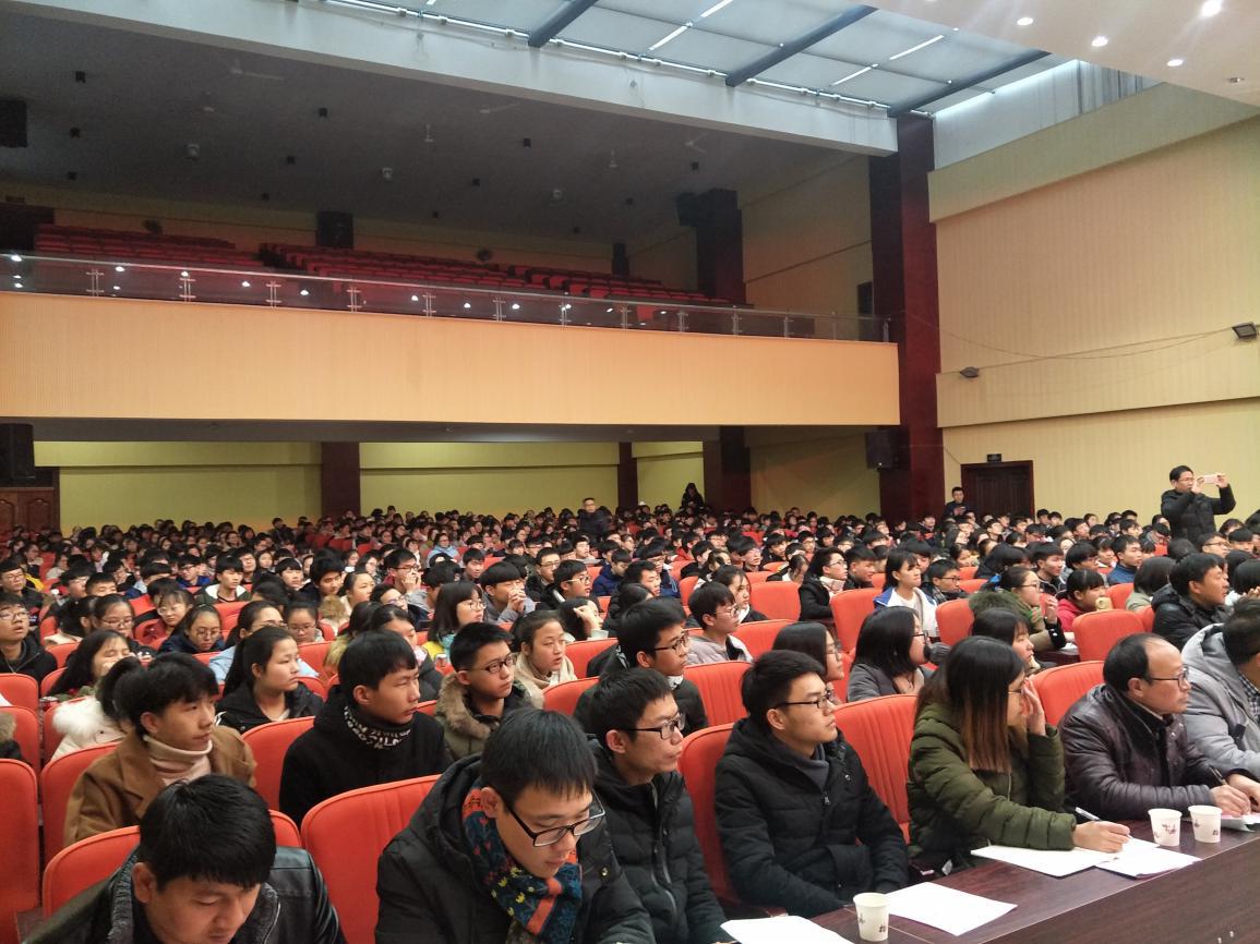 講座現(xiàn)場，老師和學(xué)生們認真聆聽專家的授課