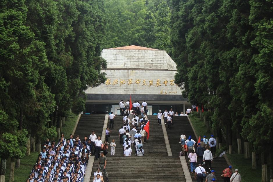 6月10日，全體員工參觀井岡山革命烈士陵園，并向革命烈士陵園敬獻(xiàn)花圈。