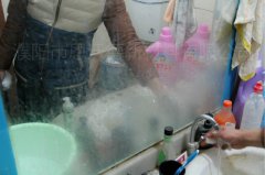 玻璃鏡子長(zhǎng)期水紋如何清洗？