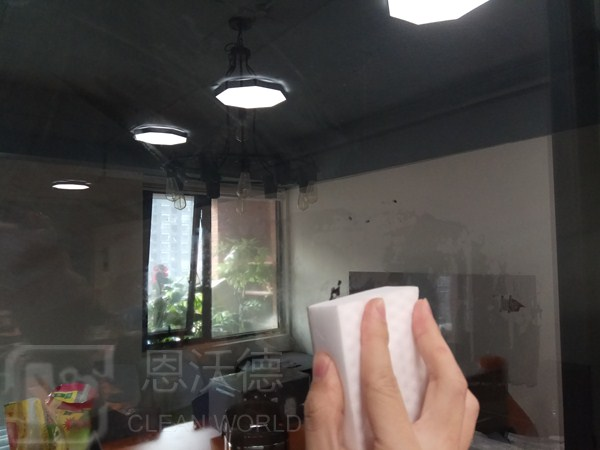 玻璃上的污漬怎用什么去除呢？玻璃上有水垢怎么辦？
